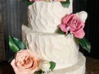 3-tier-round-wedding-cake 3 Tier while faceted wedding cake with roses as decoration