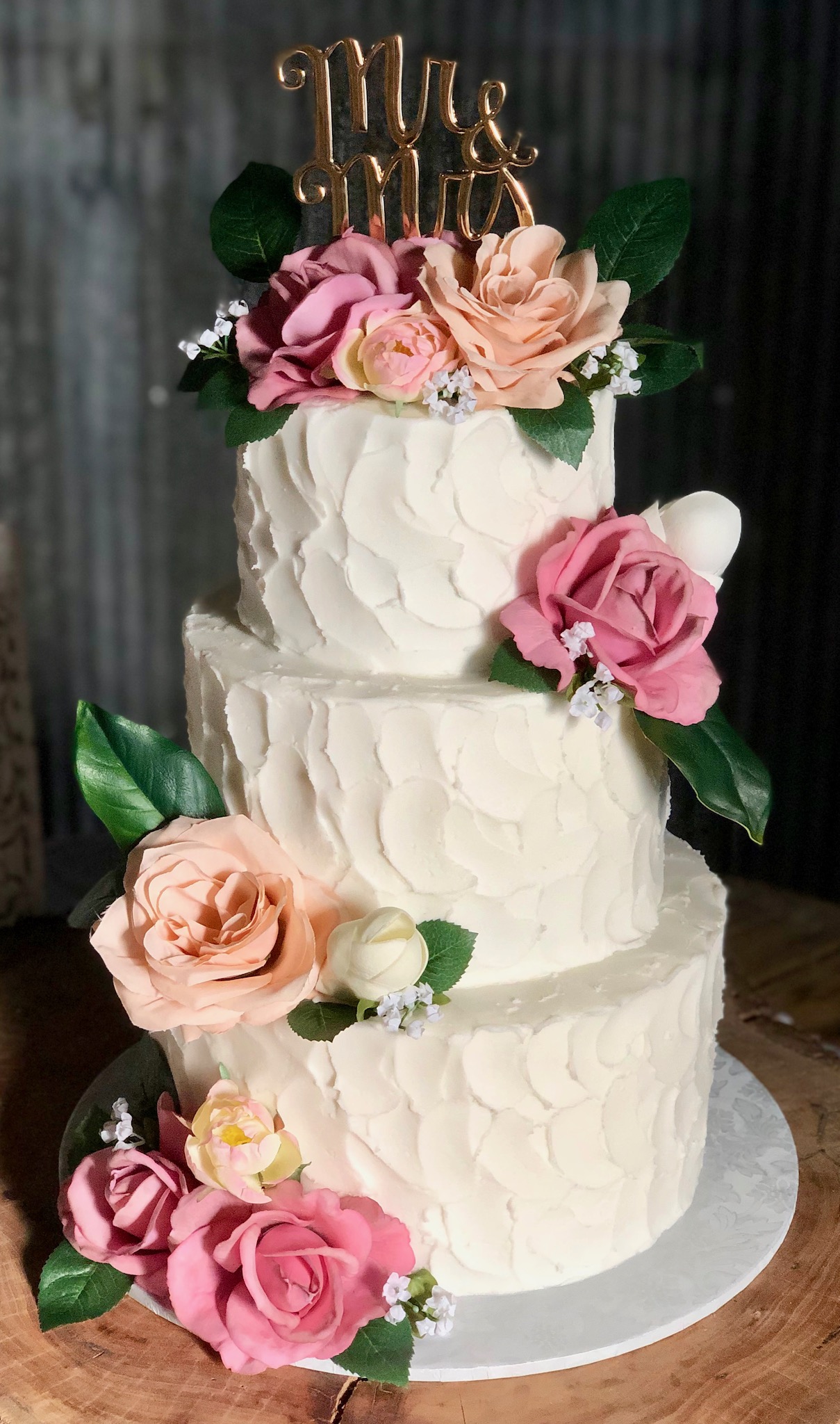 3 Tier while faceted wedding cake with roses as decoration at Memphis wedding.