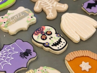 halloween-cookies-skeleton-spiderwebs